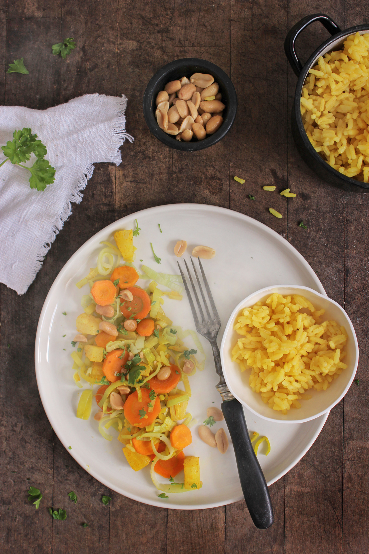 Veganes Möhren-Lauch-Ananas-Gemüse mit Curry-Reis