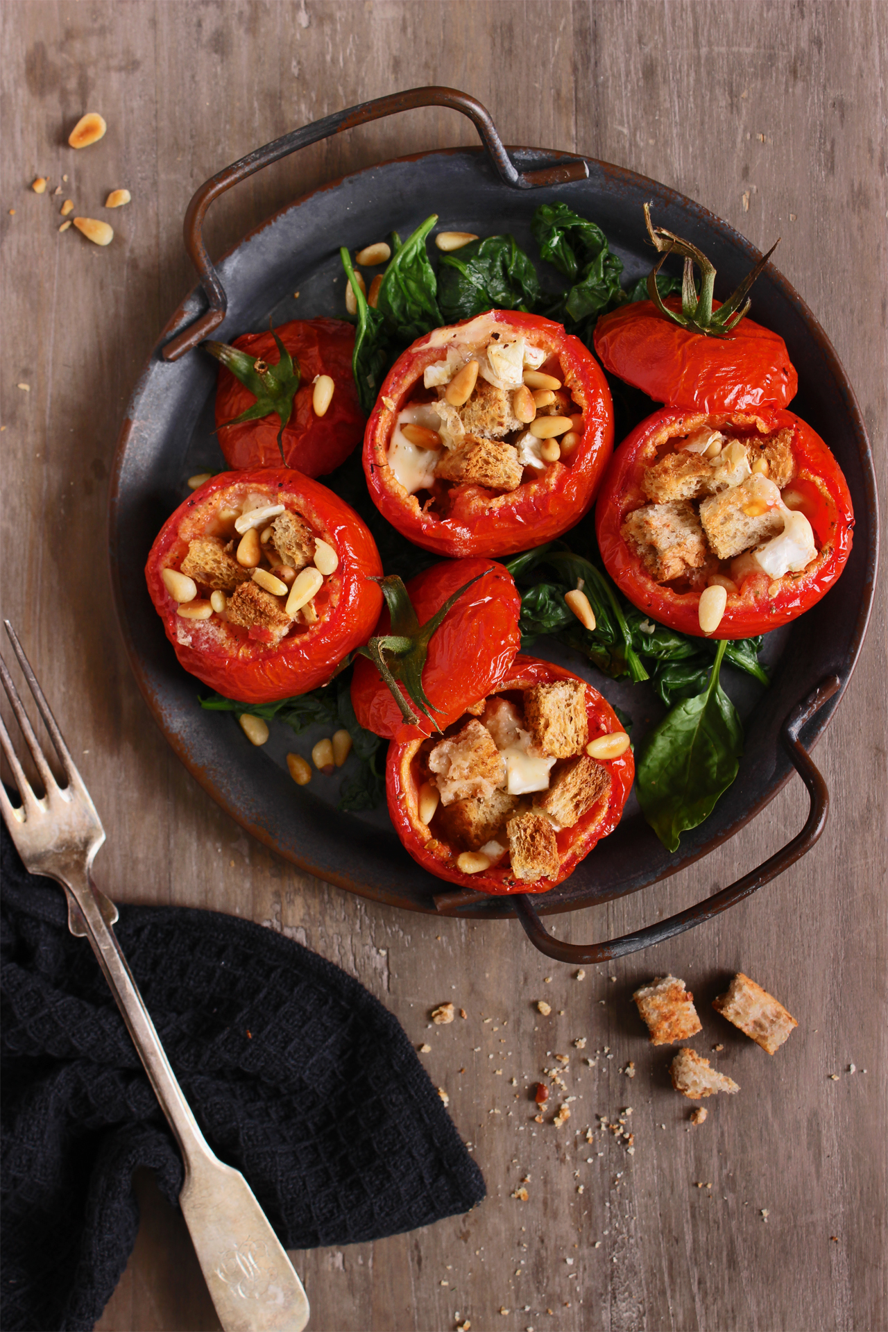 Gefüllte Tomaten im Spinatbett