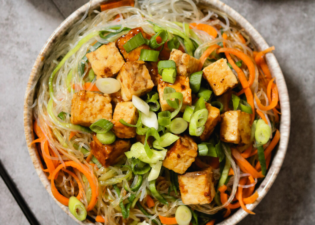 Tempeh Bowl mit Reisnudeln