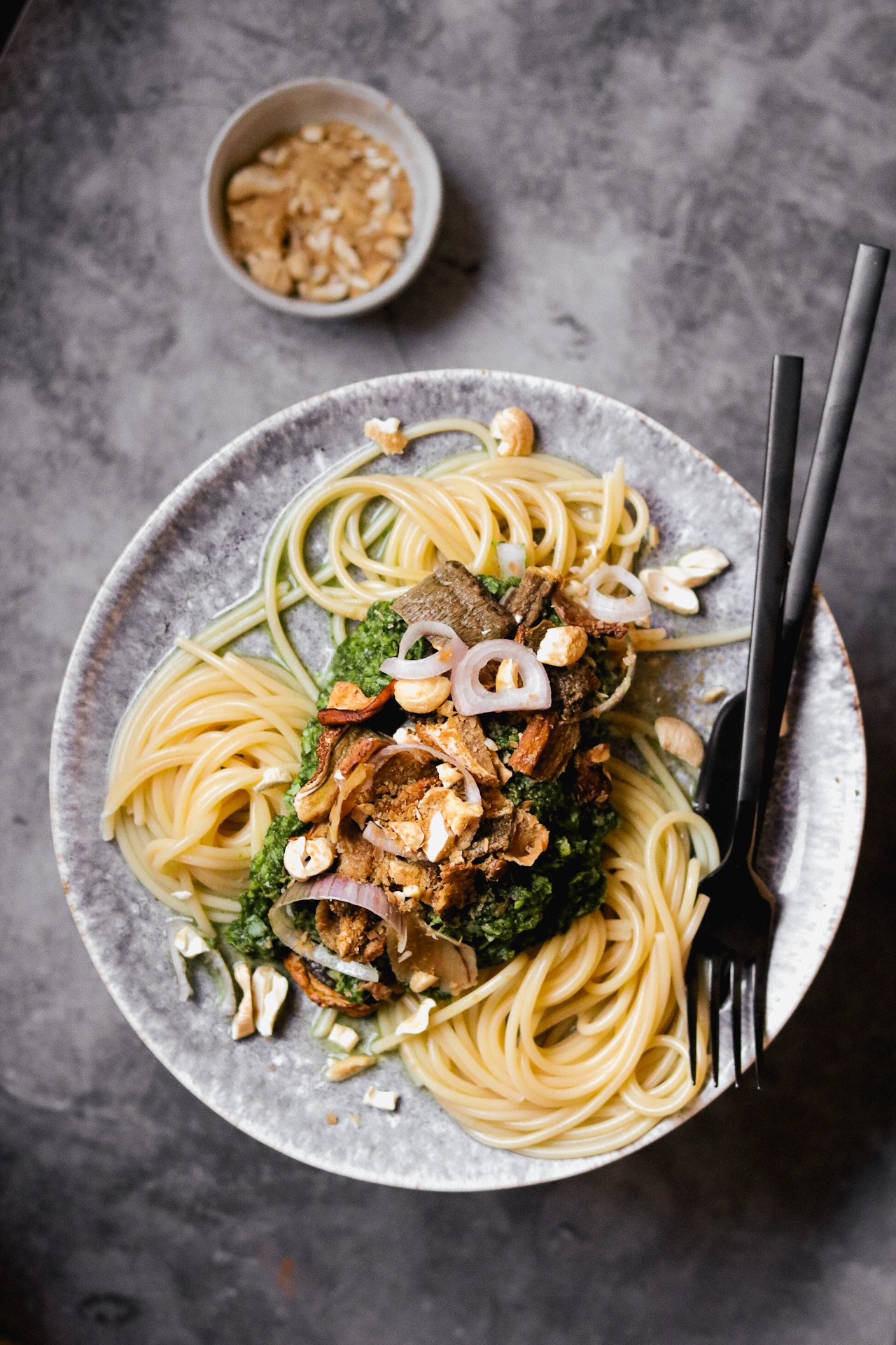Würzige Pasta mit Spinatsoße und veganem Cashew-Hefeflocken Käse