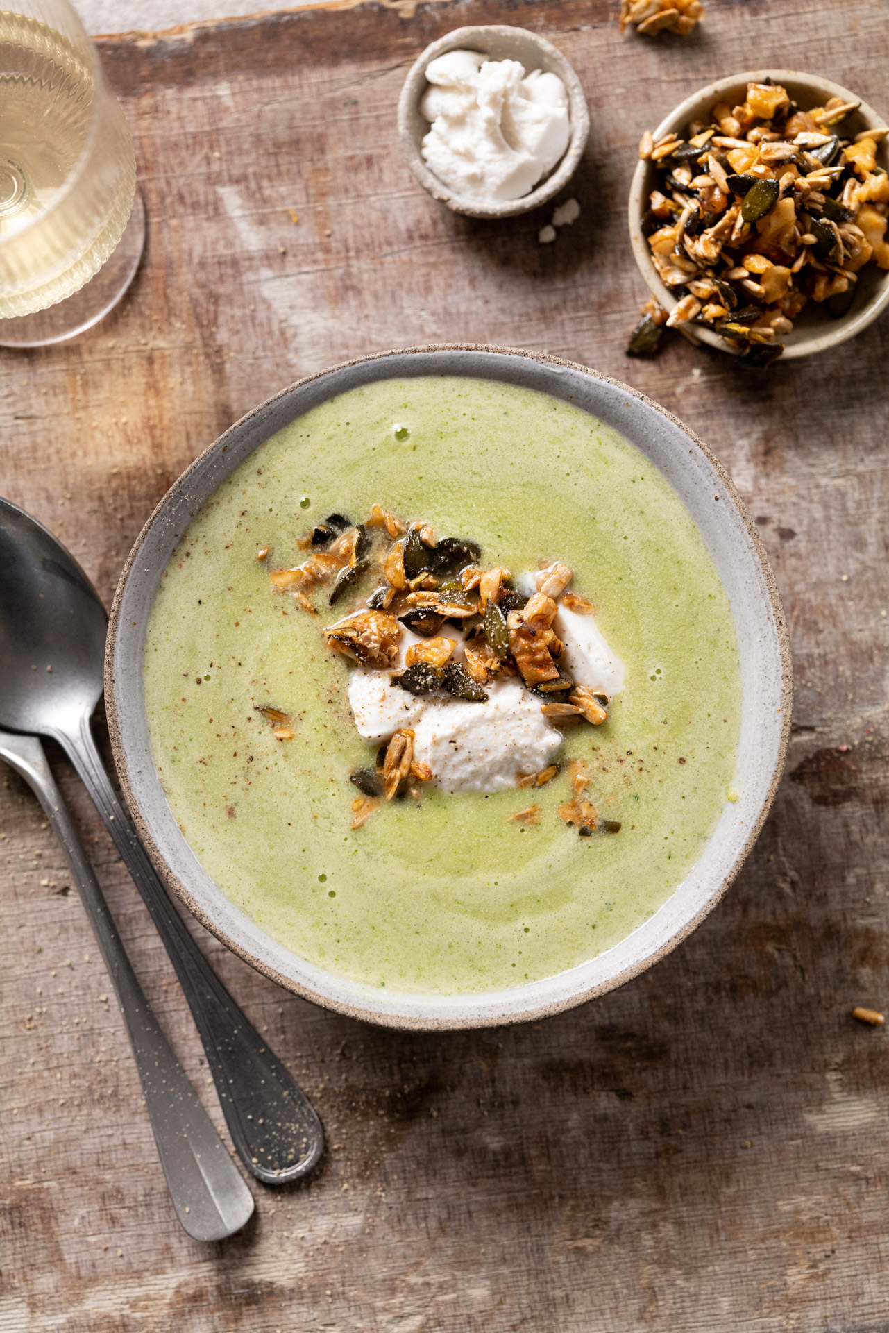 Grünkohl-Brokkoli-Suppe mit Nusscrunch