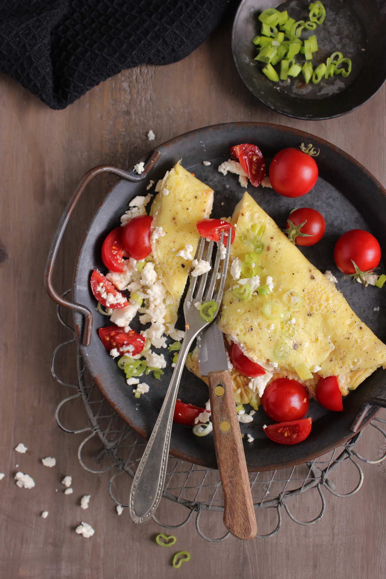 Tomaten-Omelett mit Feta und Frühlingszwiebeln