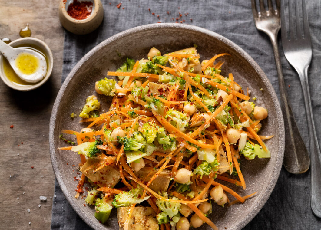 Brokkoli-Mandel Salat mit Tofu