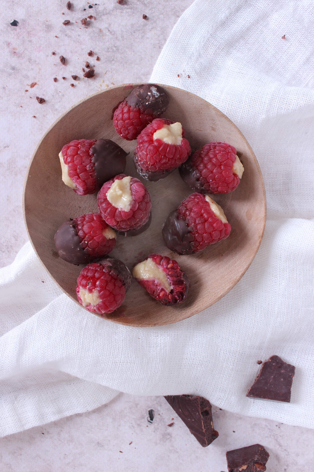 Cremig gefüllte Schoko-Himbeeren