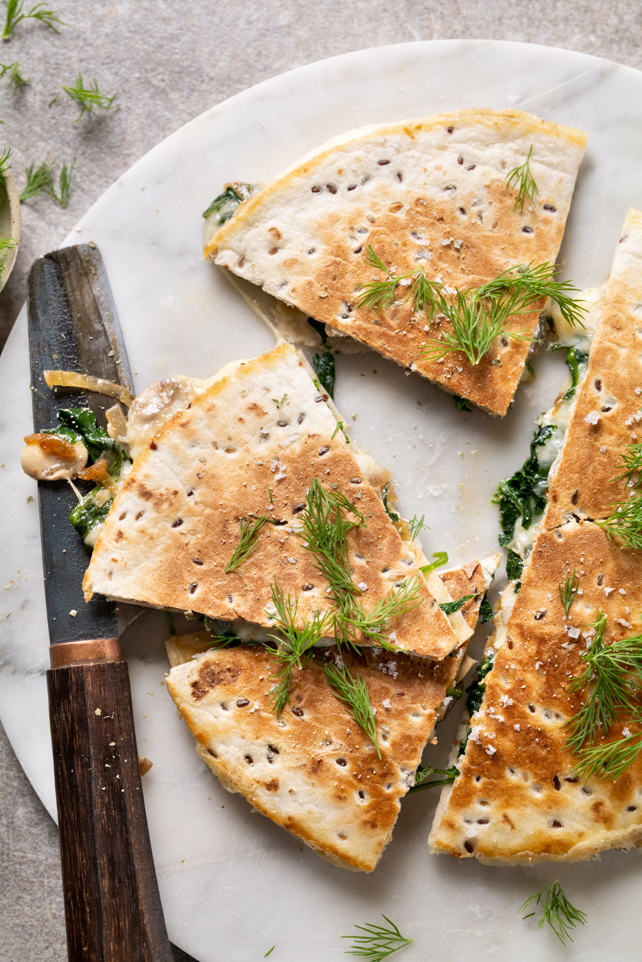 Quesadilla mit Spinat, Pilz, und Käse-Füllung