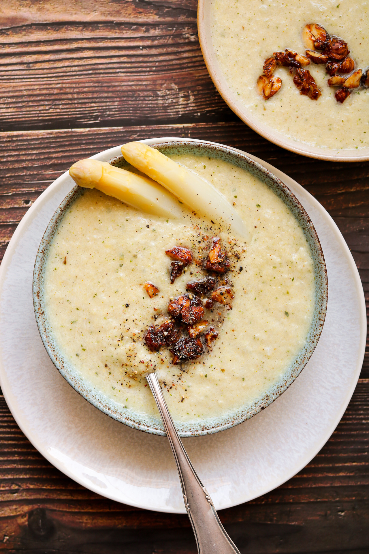 Spargelcremesuppe mit gerösteten Haselnüssen