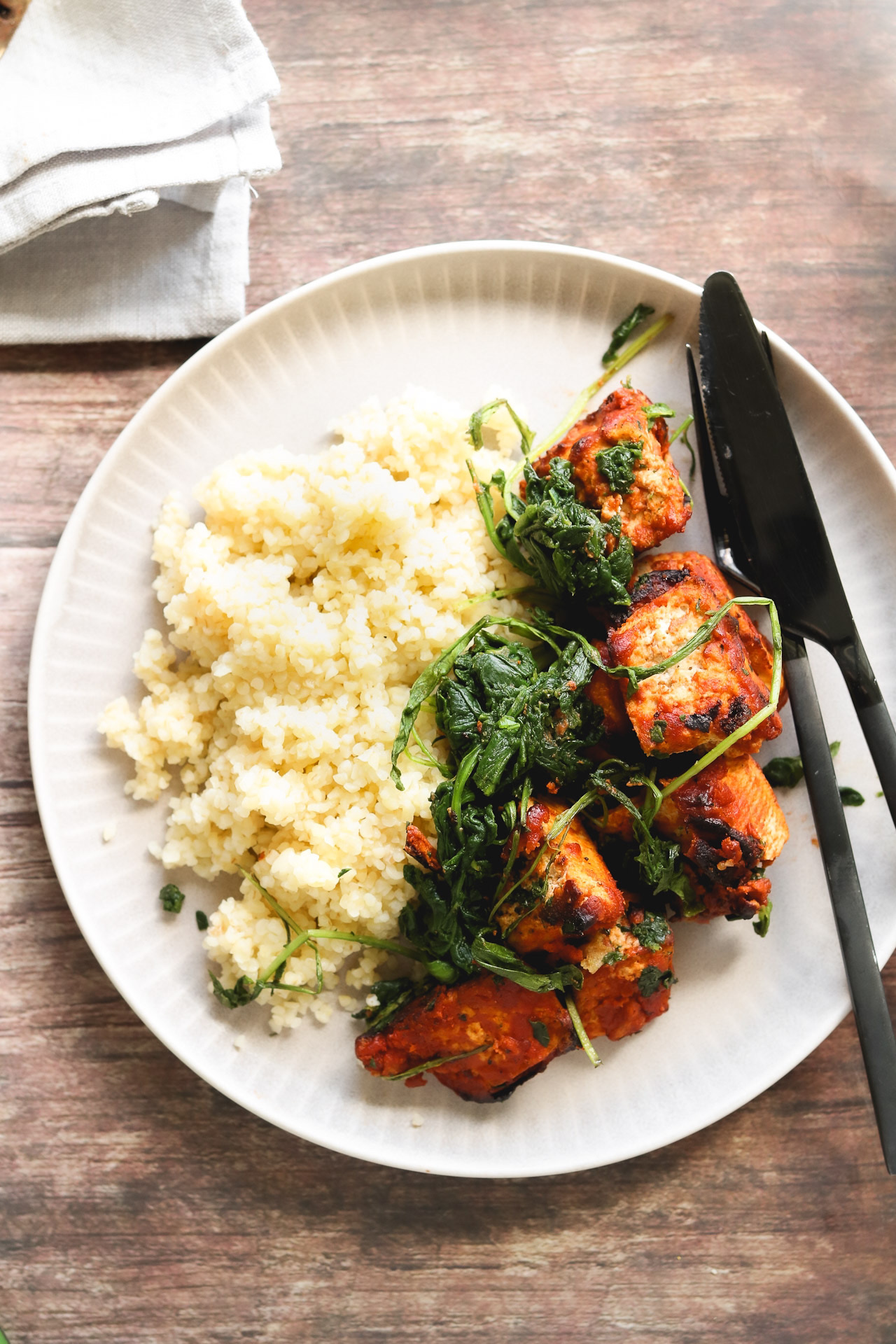 Gebackene Tofu-Wings mit Bulgur und Süß-sauer-Soße