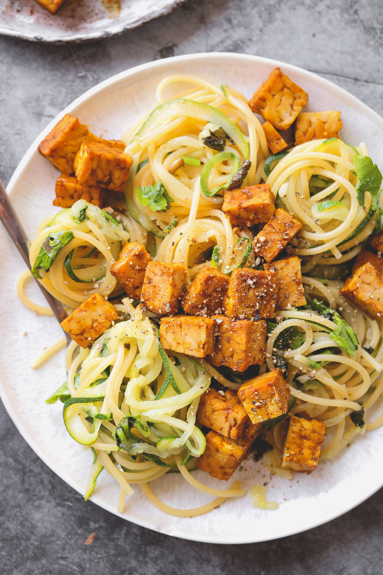 Zoodles mit Kräuteröl und geröstetem Tempeh