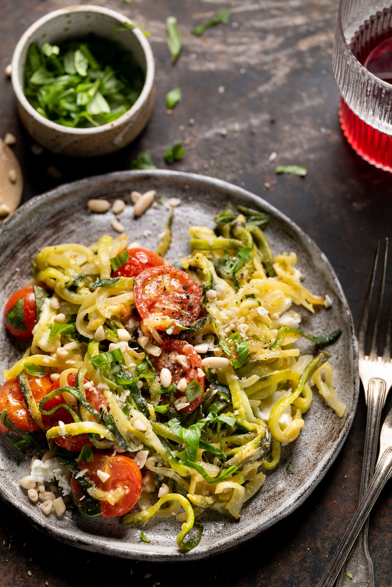 Zucchini Nudeln mit Tomaten und Feta