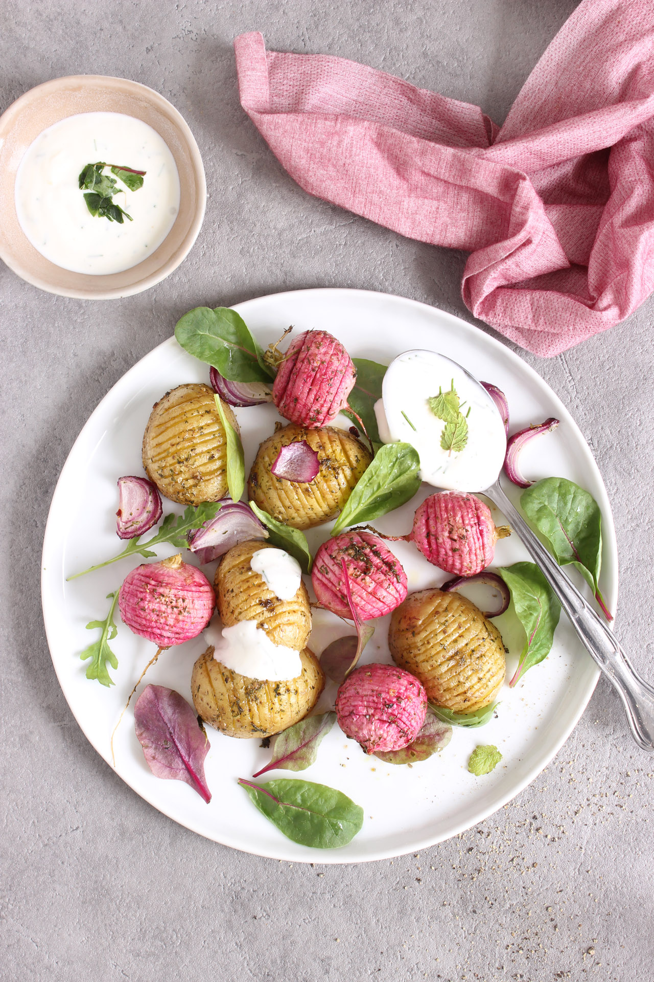 Hasselback-Kartoffeln mit Radieschen und laktosefreiem Kräuter-Dip