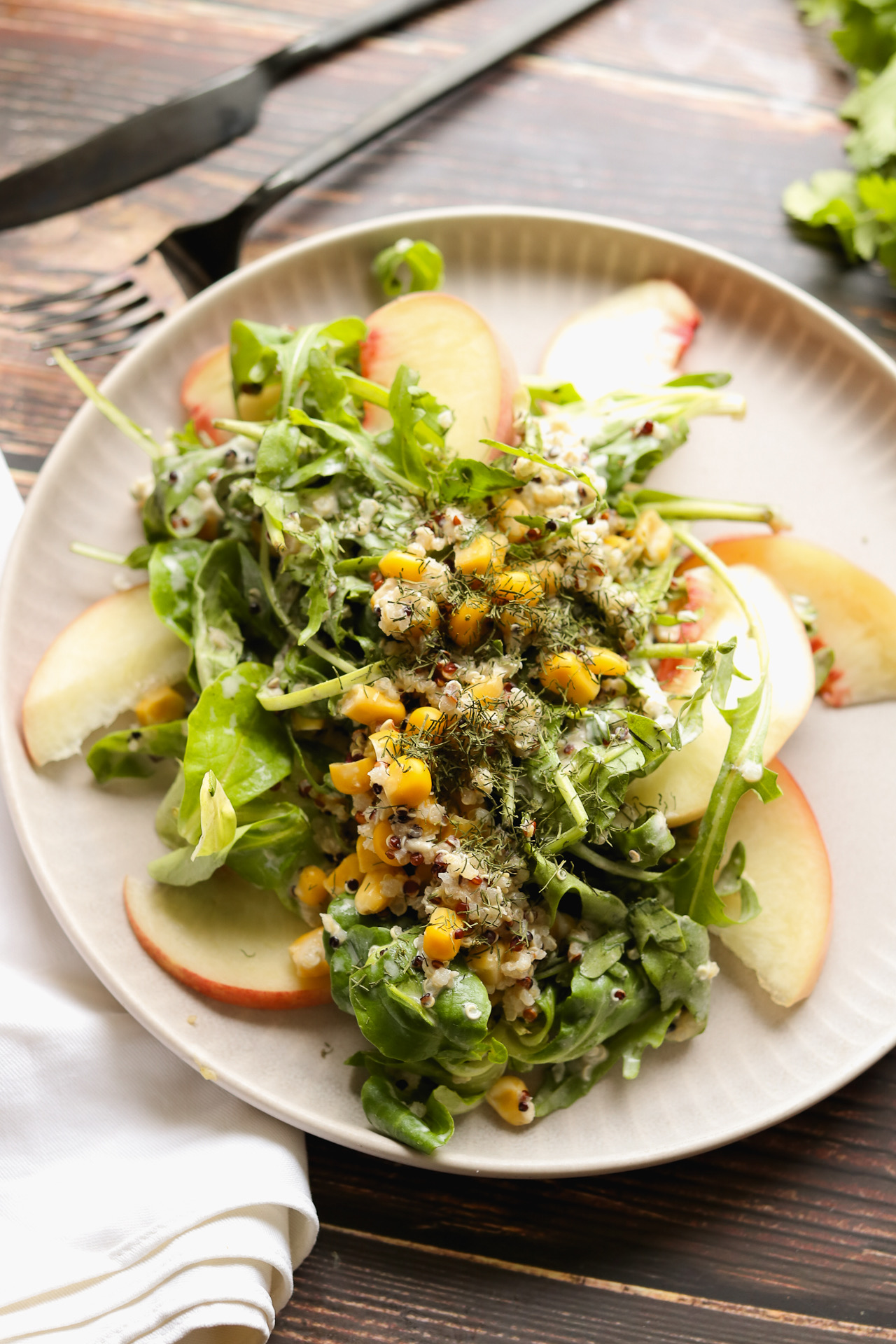 Kunterbunter Salat mit Tahindressing