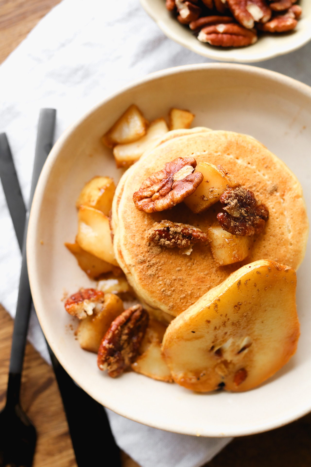 Kürbispancakes mit Ahornsirup und Pekannüssen