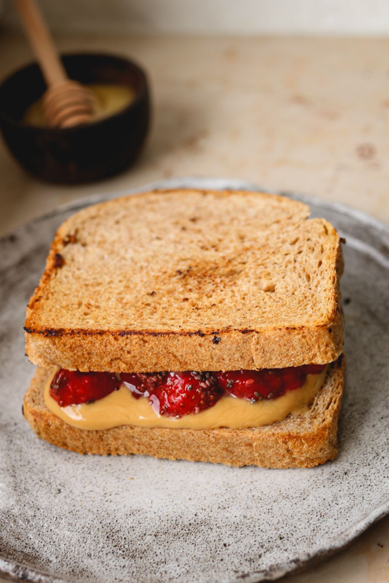 Toms Erdbeermarmeladebrot mit Honig