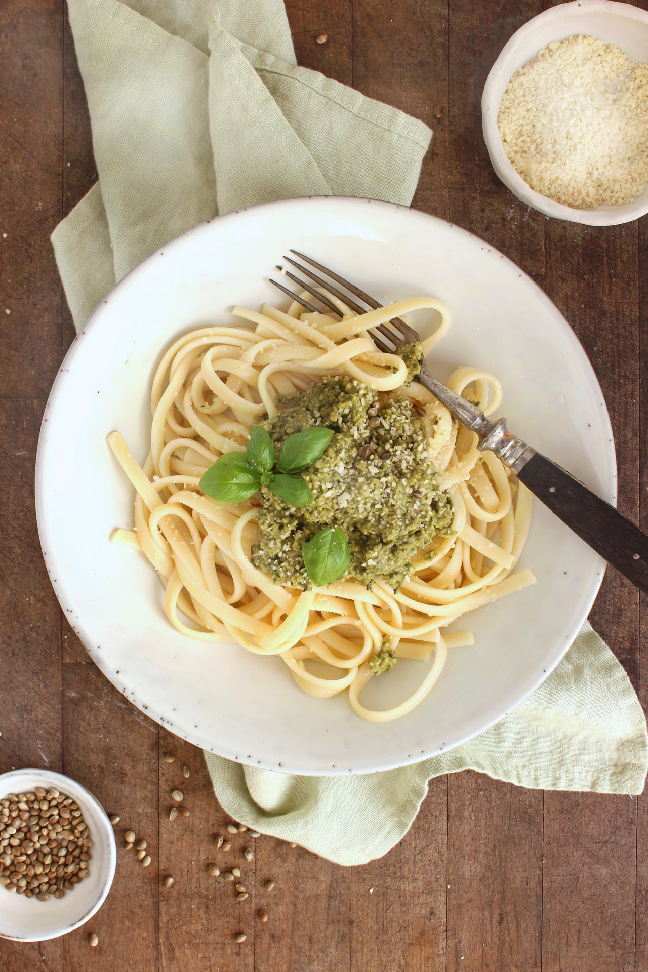 Spaghetti mit Hanfpesto und Mandelparmesan