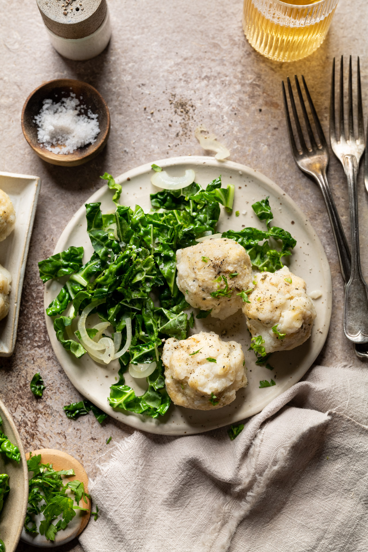 Kräuter-Knödel mit Grünkohl