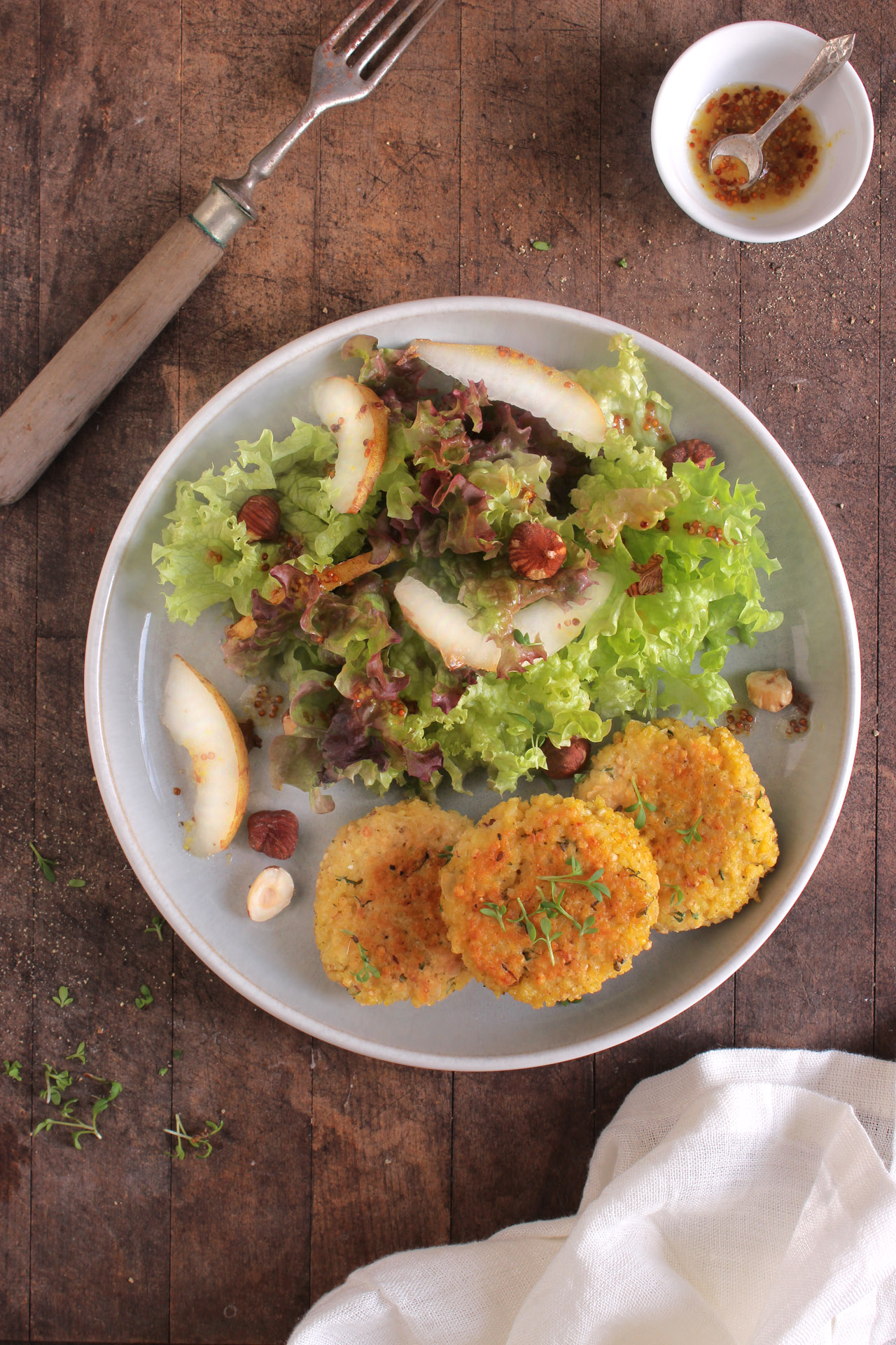 Amaranth-Käse-Bratlinge an Salat