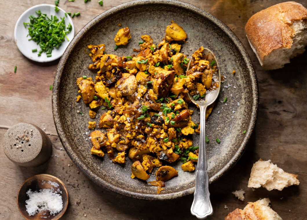 Veganes Rührei mit Champignons