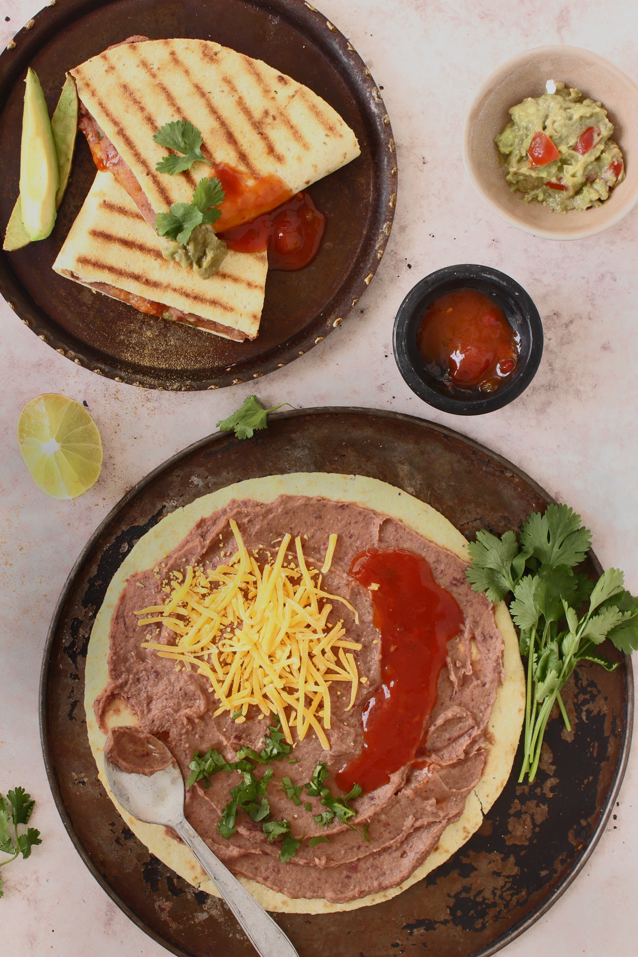 Quesadillas mit Bohnenmus, Salsa und Cheddar