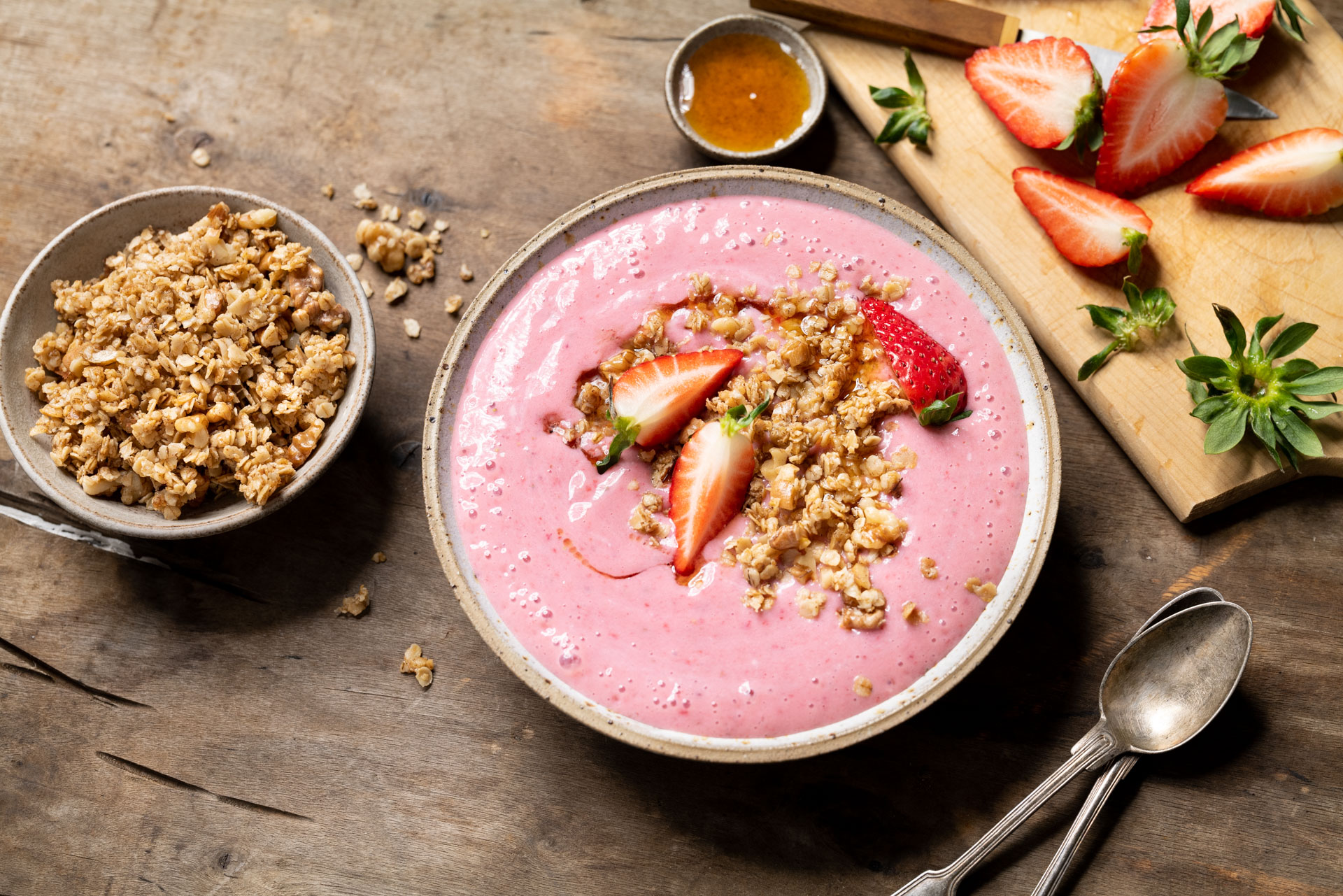 Veganer Erdbeerjoghurt mit Granola