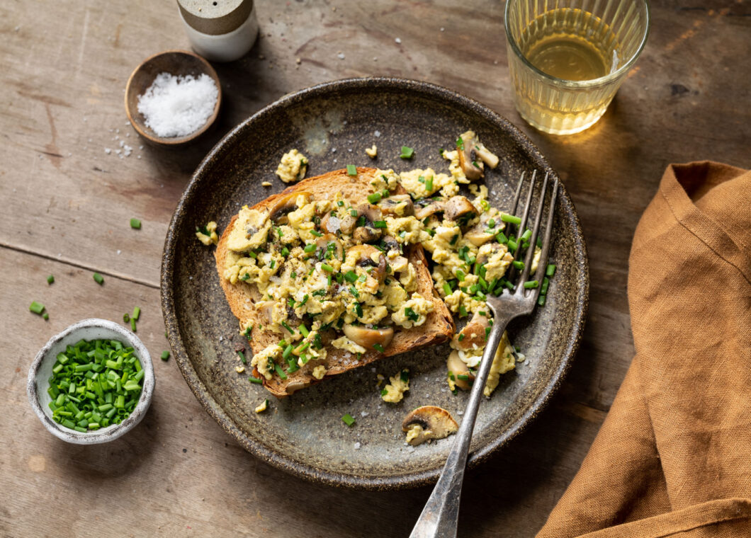 Rührei mit Champignons und Brot