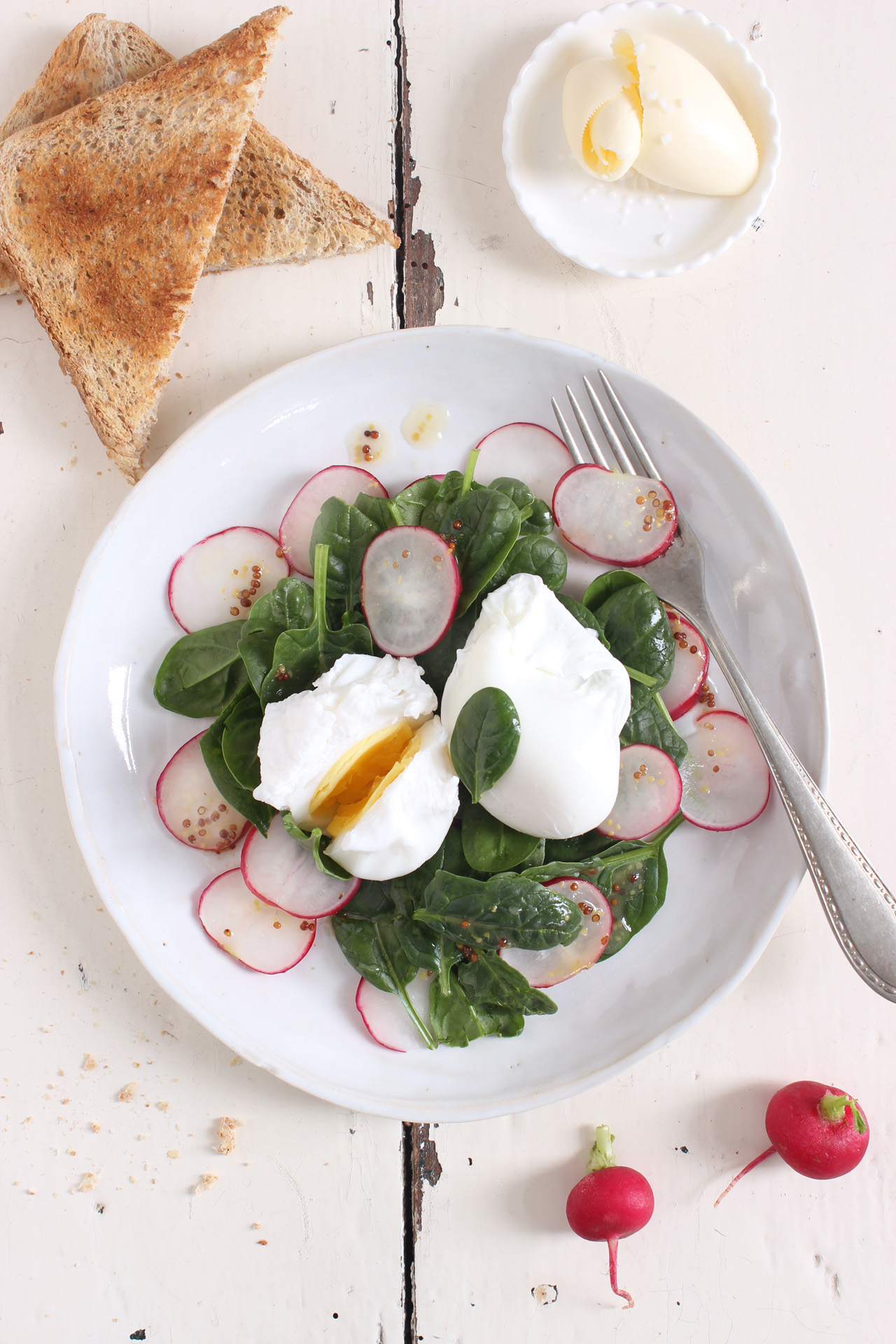 Pochierte Eier auf Spinat-Salat