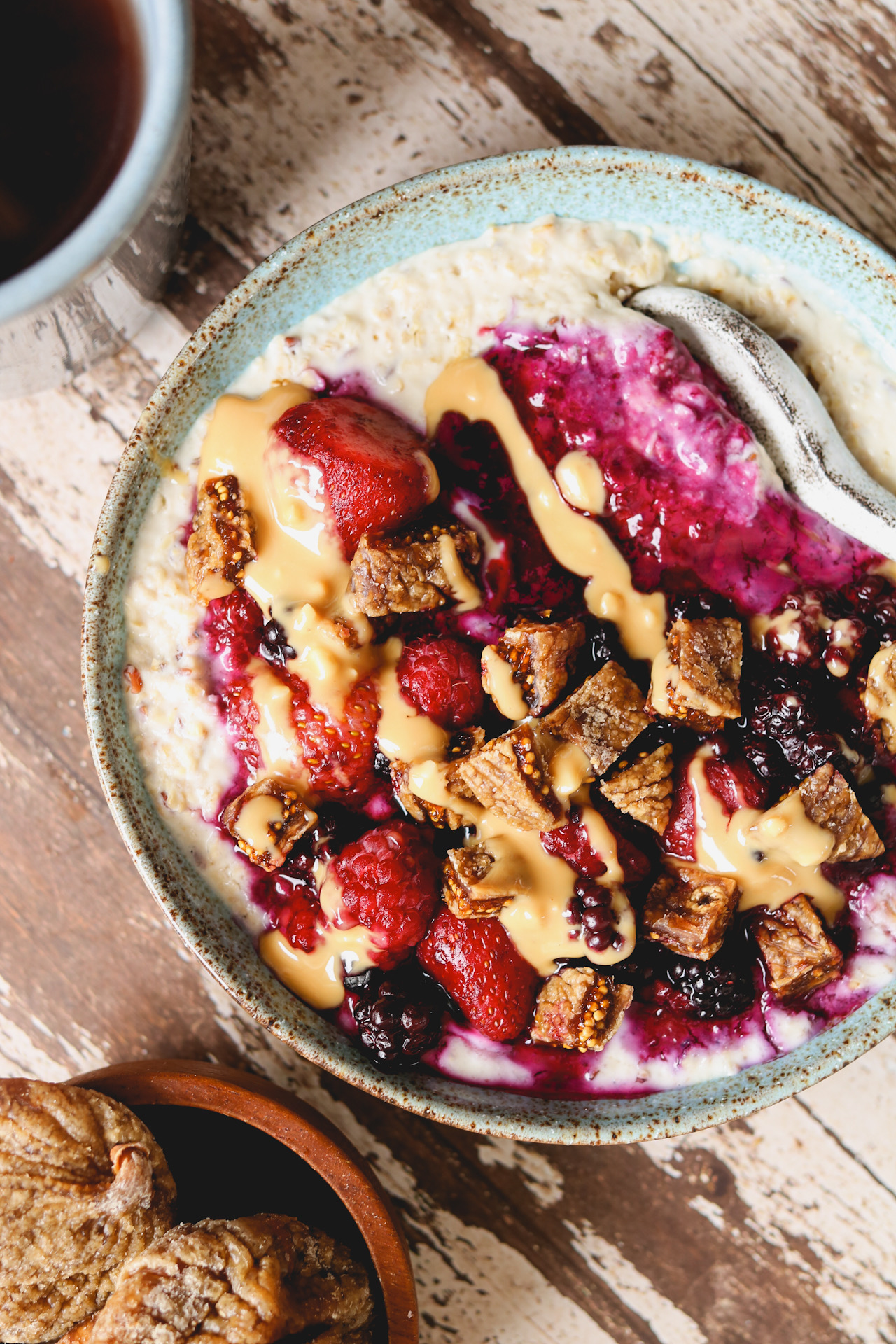 Chai-Porridge mit Waldbeeren