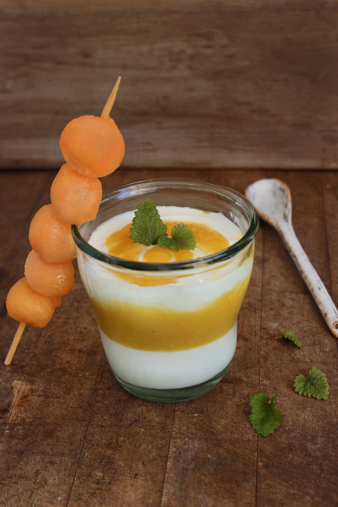 Quarkspeise mit Pfirsich-Swirl und Honigmelonen-Spieß