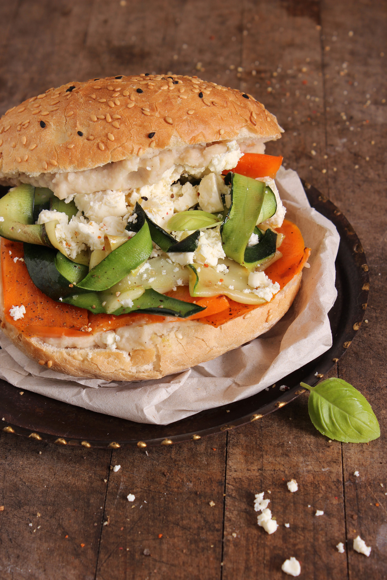 Belegtes Fladenbrot mit Bohnencreme, Paprika, Zucchini und Feta