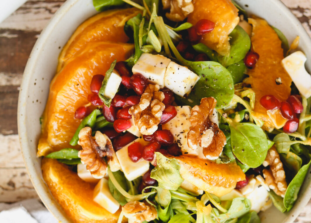 Winterlicher Feldsalat mit Orangen und Granatapfel Winterlicher Feldsalat mit Orangen und Granatapfel