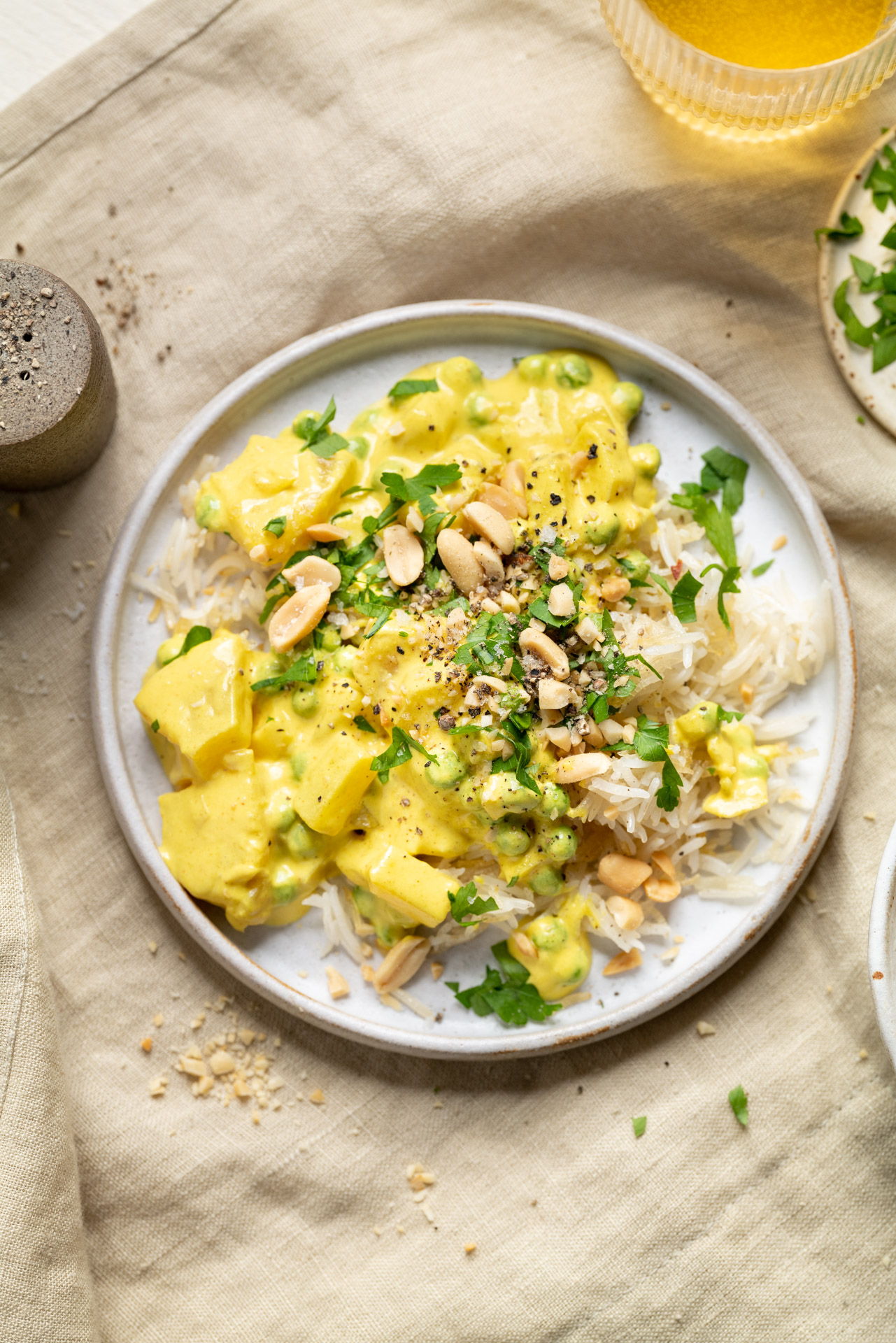 Gebratener Reis mit Curry und Ananas