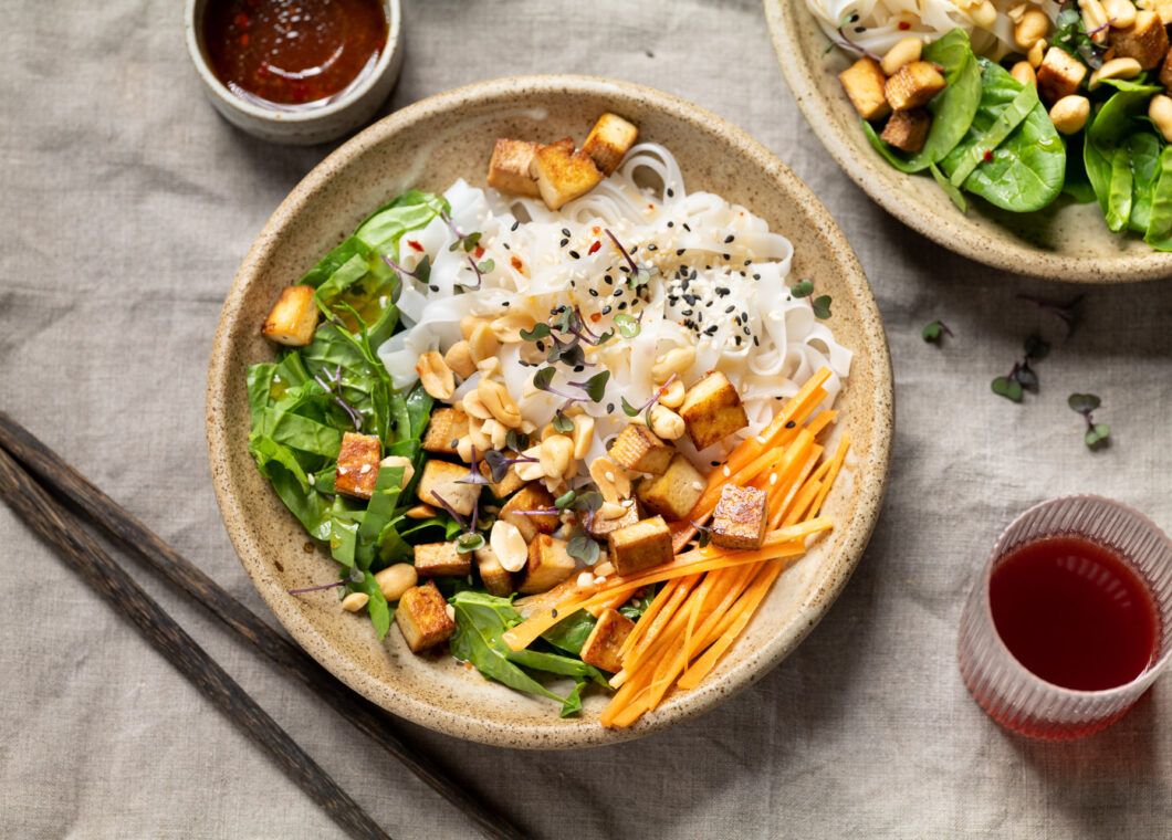 Reisnudel-Salat mit Ingwer-Sesam-Dressing und knusprigen Tofu