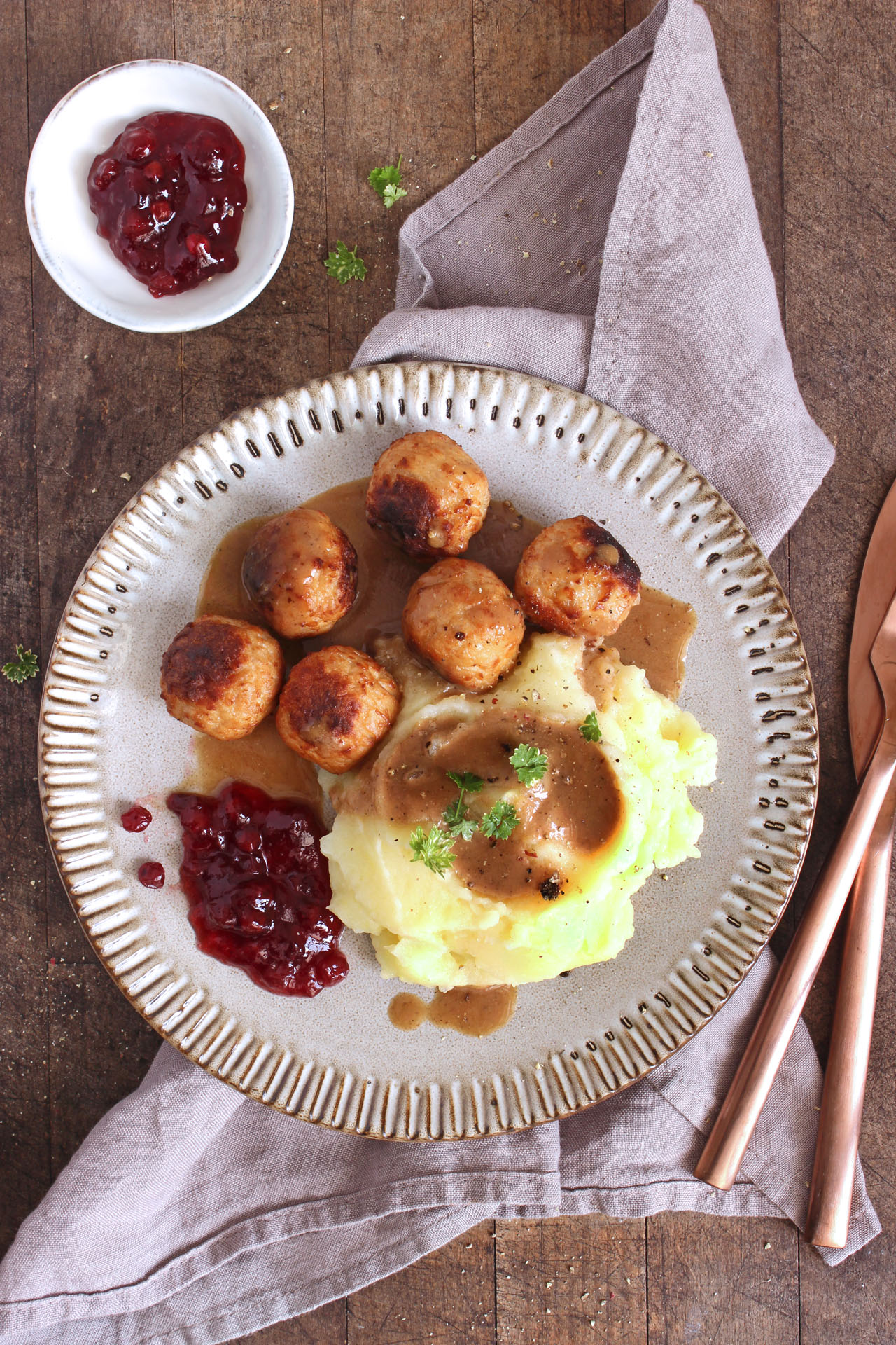 Vegetarische Köttbullar mit Rahmsoße und Preiselbeeren