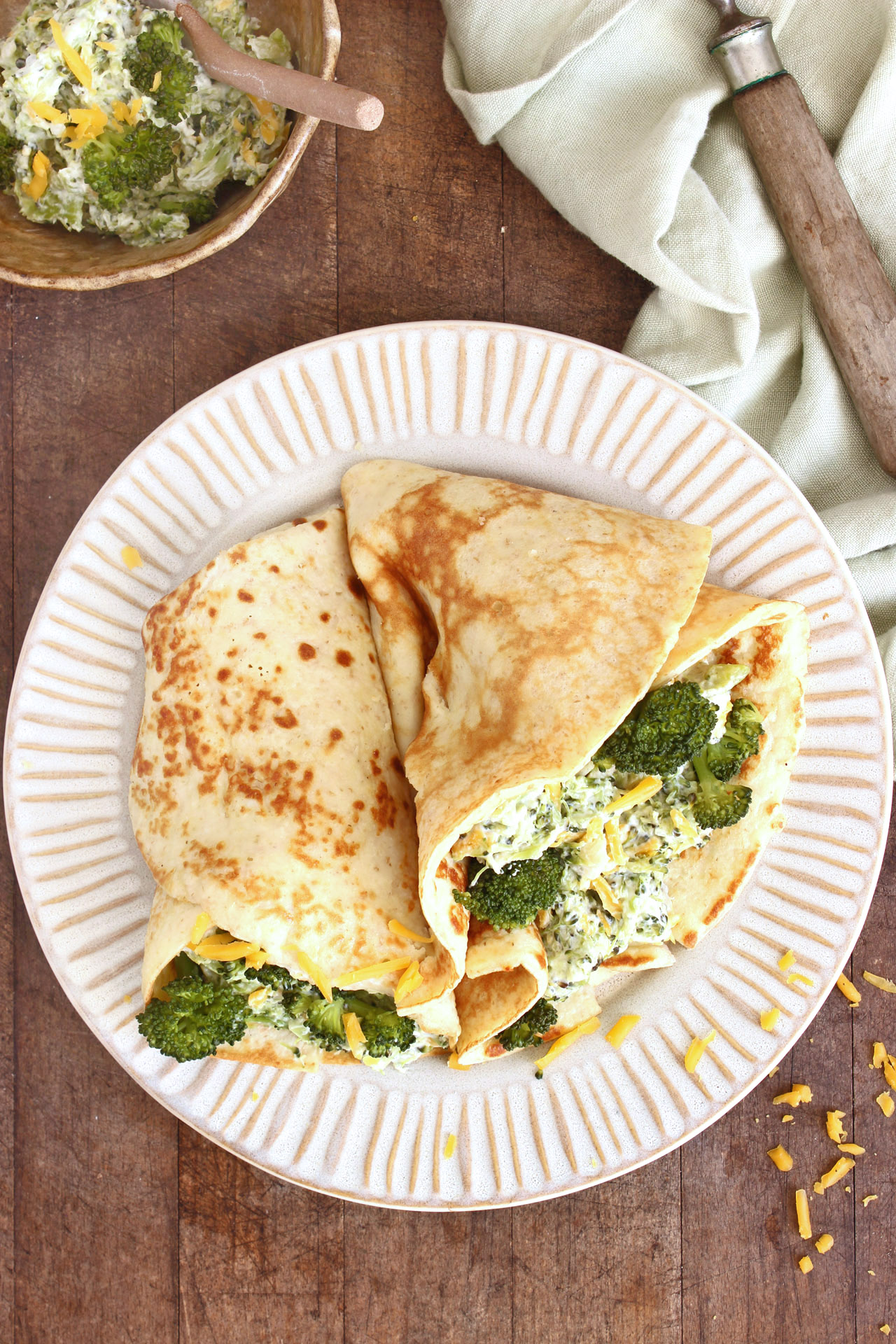 Dinkel-Pfannkuchen mit Brokkoli-Käse-Füllung