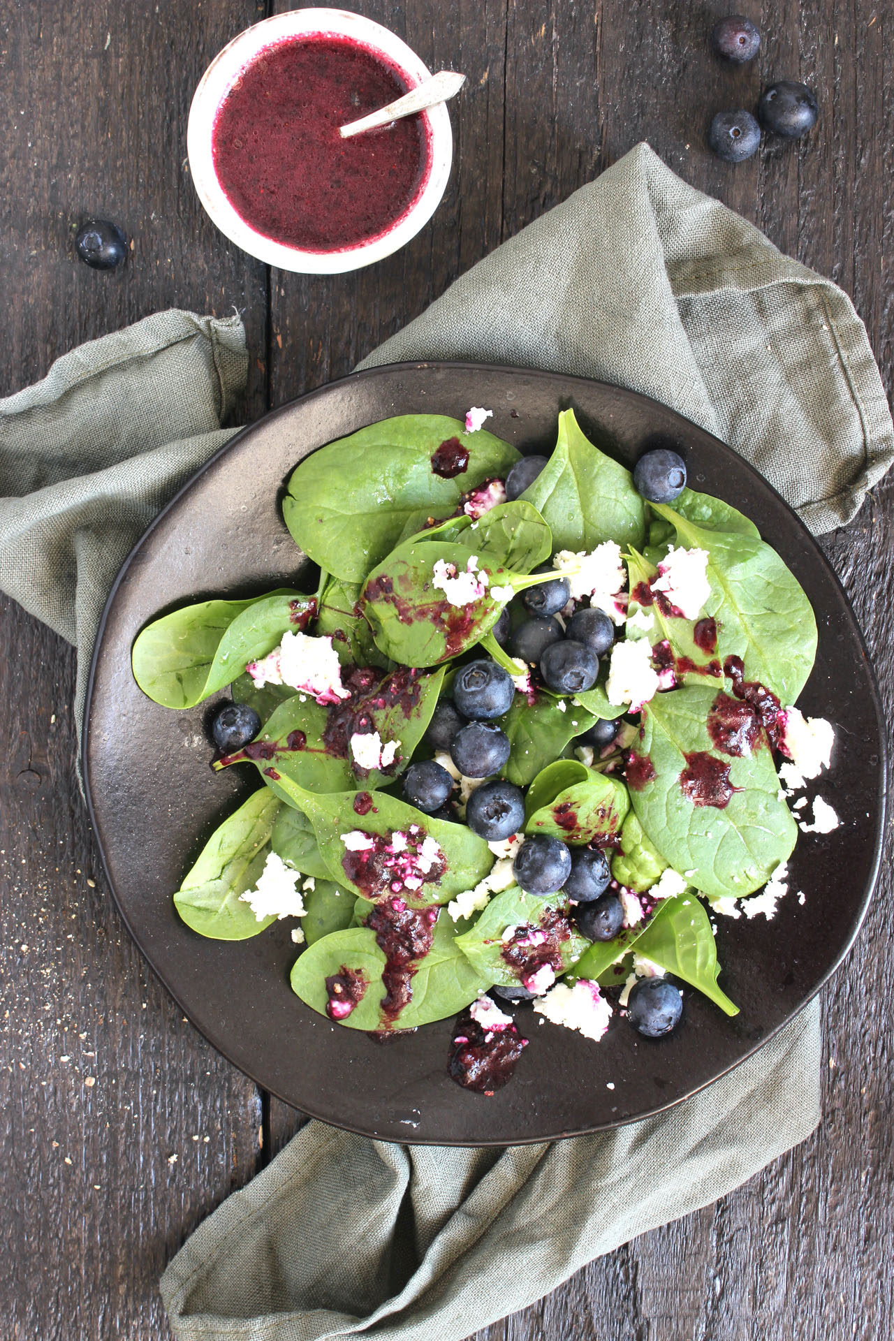 Spinat-Blaubeer-Salat mit Feta