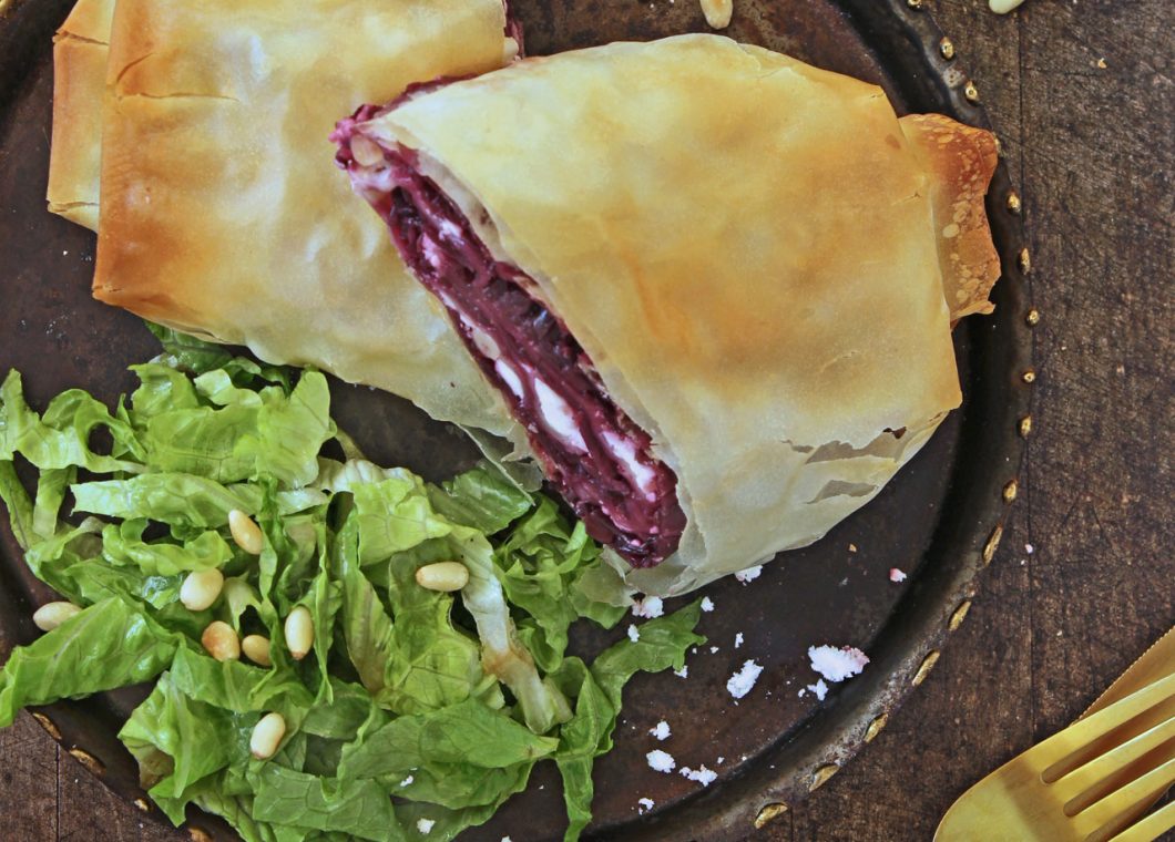 Rotkohl-Strudel mit Feta und Pinienkernen