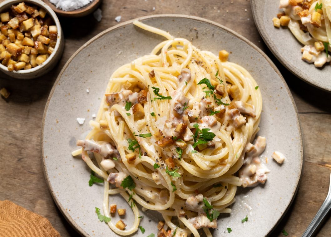 Vegane Spaghetti Carbonara mit Tomaten