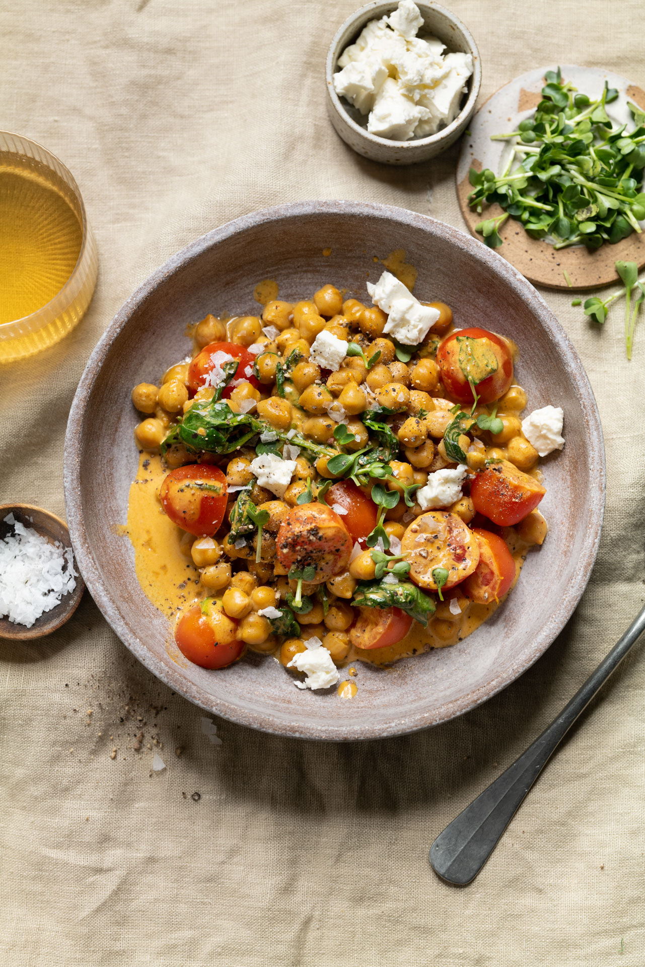Cremiger Kichererbsen-Spinat-Topf mit Feta und Tomaten 